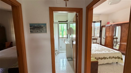 Villa Di 3 Vani e Acc. In Buono Stato, Rivestita In Pietra e Recintata.
